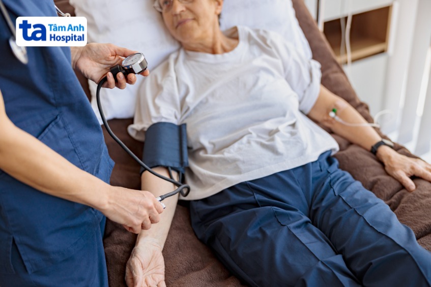 Sau khi phẫu thuật người bệnh nên thường xuyên thăm khám và kiểm tra tình trạng huyết áp định kỳ