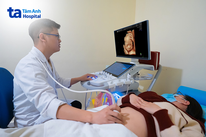 Hình ảnh bác sĩ siêu âm 4D cho thai phụ tại bệnh viện Tâm Anh, hiển thị rõ nét khuôn mặt thai nhi