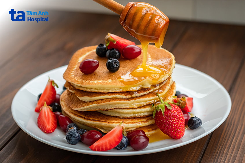 Mật ong rưới lên bánh pancake và trái cây, cảnh báo với người tiểu đường