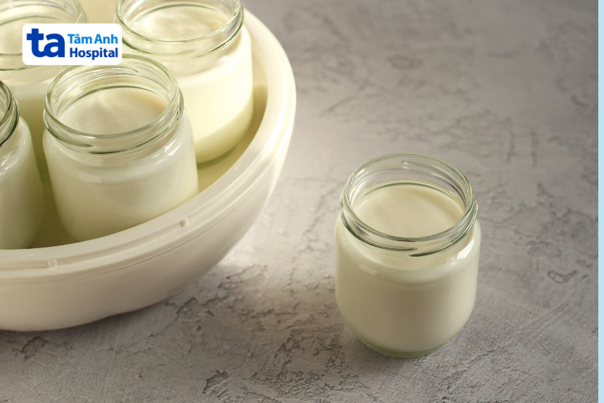 Các hũ sữa chua không đường trong khay, phù hợp cho người tiểu đường kiểm soát đường huyết
