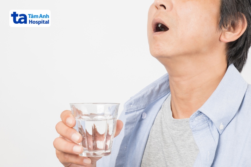 súc miệng bằng nước muối sinh lý