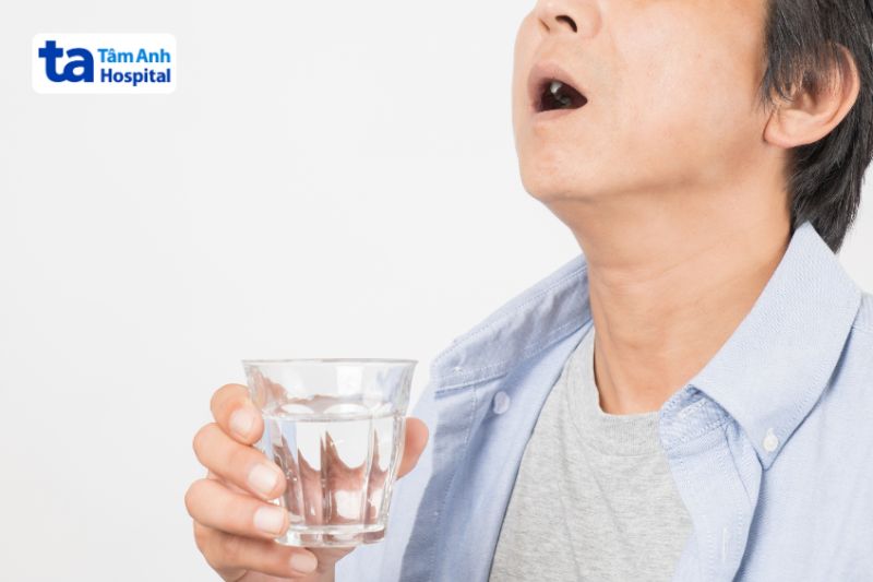 súc miệng làm sạch họng trước khi ngủ