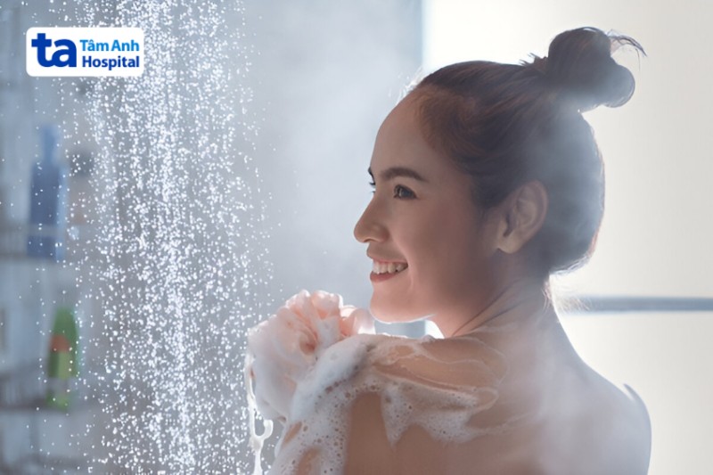 tắm bằng sữa tắm dịu nhẹ