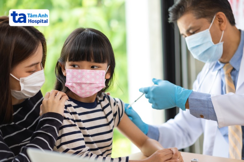 giữa tinh thần thoải mái cho trẻ khi tiêm