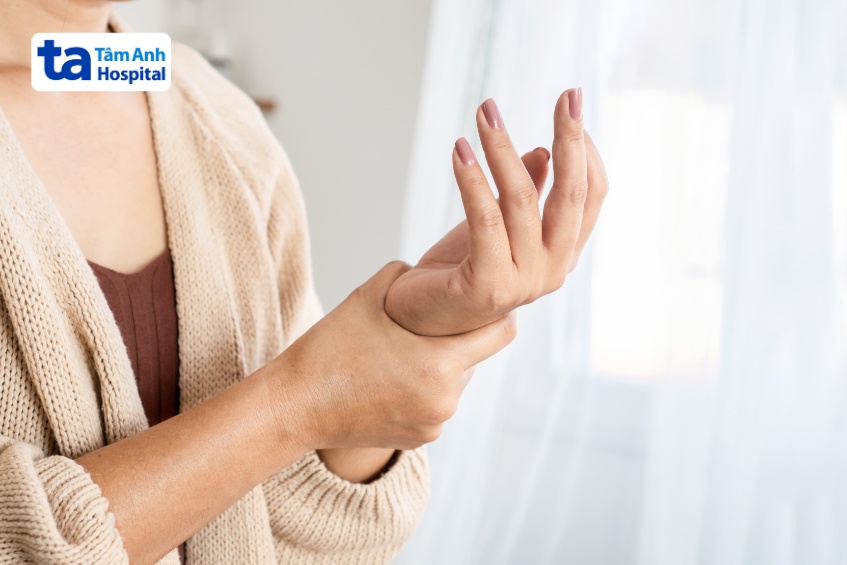 Tay bị cứng vào buổi sáng