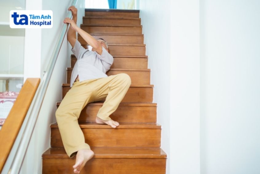 té ngã gây chấn thương