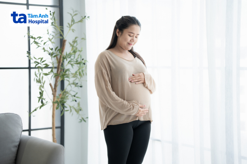 Phụ nữ mang thai đặt tay lên bụng, biểu tượng cho đối tượng cần lưu ý khi dùng thuốc