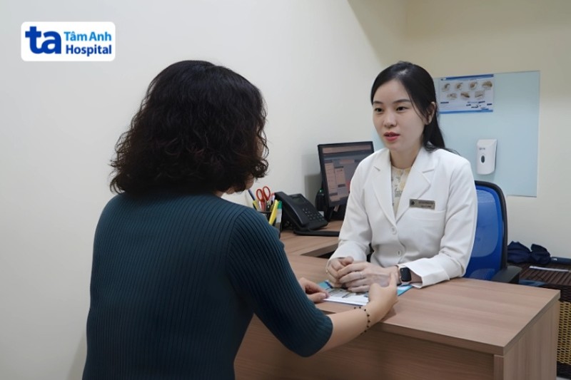 bác sĩ trang đang tư vấn cho khách hàng