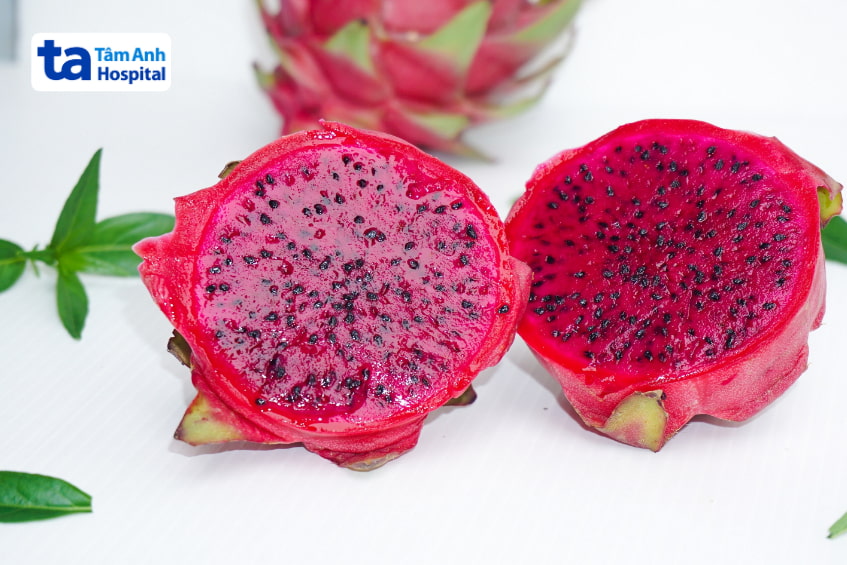 Thanh long ruột đỏ được bổ đôi, giàu chất xơ và vitamin C tự nhiên