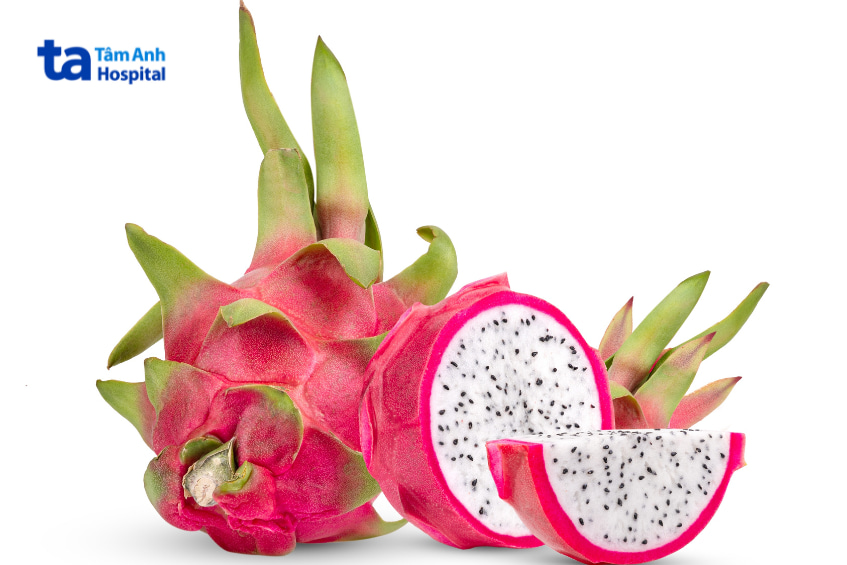 Quả thanh long tươi đã cắt đôi, làm nổi bật phần ruột trắng với hạt đen đặc trưng