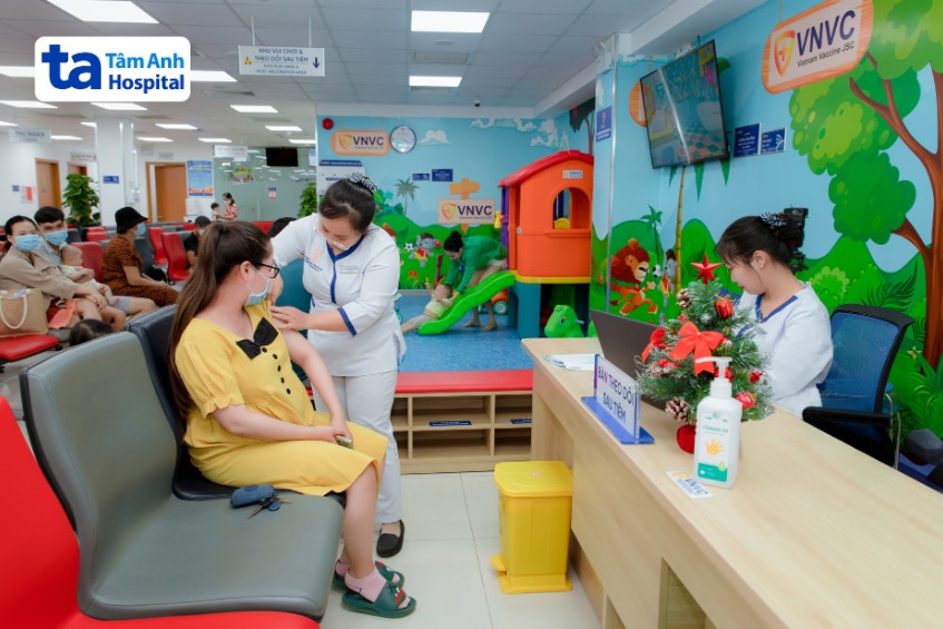 Theo dõi sức khỏe 30 phút sau tiêm vắc xin