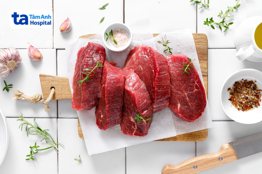 Thịt bò nạc tươi sống bày trên thớt cùng gia vị, thích hợp cho chế độ ăn ít chất béo