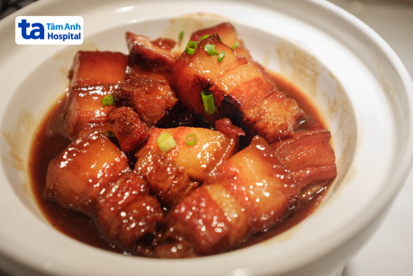 Món thịt kho đậm vị, nhiều mỡ, không phù hợp cho người mới mổ sỏi mật