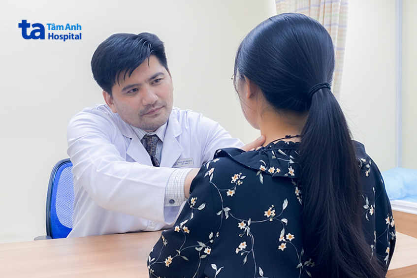 ths.bs.ckii phạm tuấn mạnh đang thăm khám