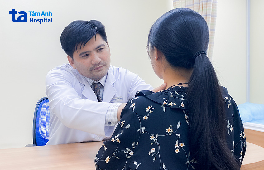 ths.bs.ckii phạm tuấn mạnh thăm khám và tư vấn cho người bệnh về các triệu chứng gặp phải