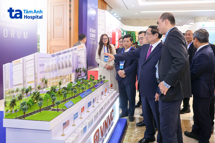 thủ tướng Phạm Minh Chính đang tham quan triển lãm của Tâm Anh và VNVC