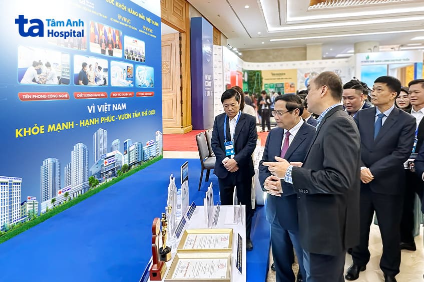 thủ tướng Phạm Minh Chính tham quan không gian triển lãm hệ sinh thái bệnh viện Tâm Anh - Vắc xin VNVC