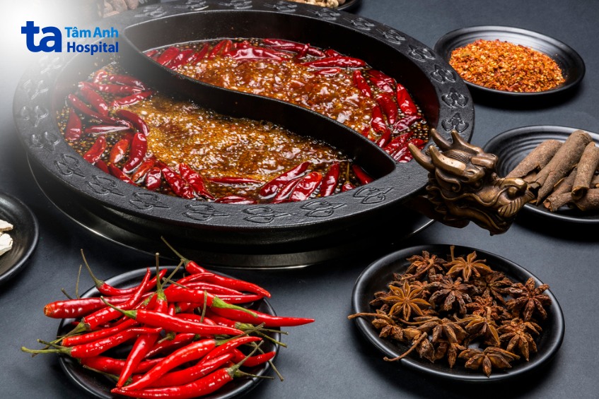 thức ăn cay, nóng có thể gây kích ứng vùng cổ