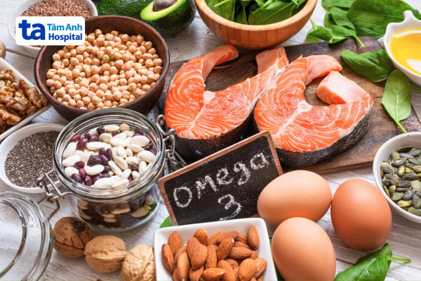 Thực phẩm giàu protein nạc và omega-3 như cá hồi, trứng, các loại hạt giúp giảm viêm tuyến tụy