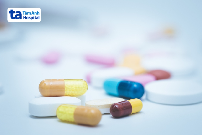 Hình ảnh các loại thuốc kháng histamin dạng viên nang và viên nén trên nền trắng