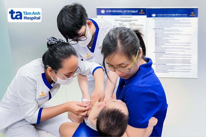 bác sĩ tiêm văc xin twinrix đường bắp