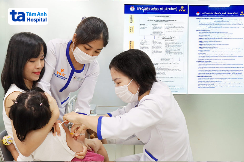 bác sĩ đang tiêm vắc xin cho trẻ dưới 16 tuổi