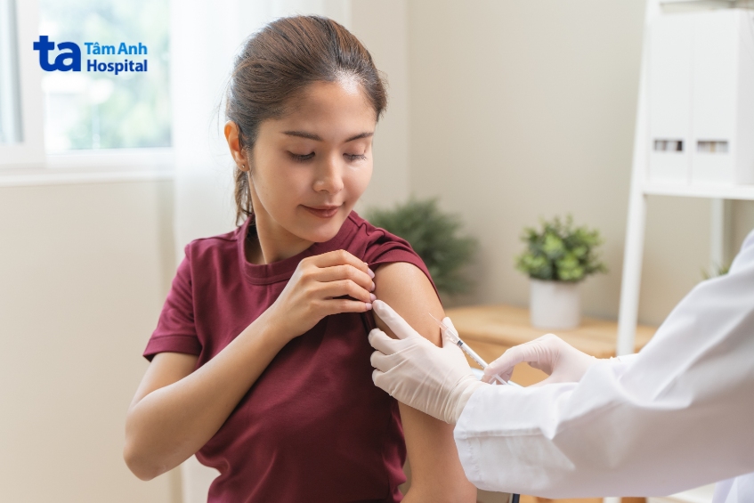 tiêm vắc xin cúm là cách bảo vệ cả bà bầu và thai nhi trước bệnh cúm trong suốt thai kỳ