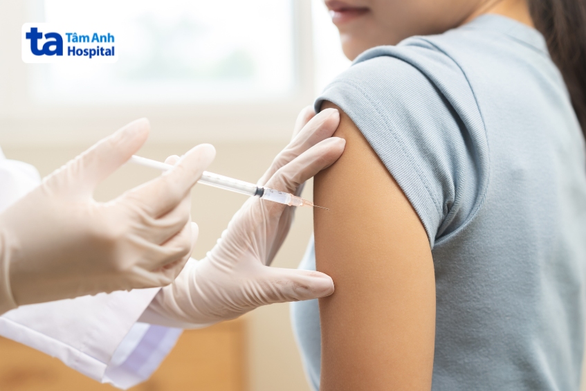 tiêm vaccine phòng ngừa cúm là biện pháp hiệu quả giúp giảm nguy cơ mắc bệnh và các biến chứng nguy hiểm của cúm