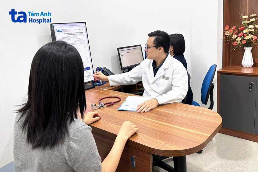tiến sĩ ngọc tư vấn cho bệnh nhân