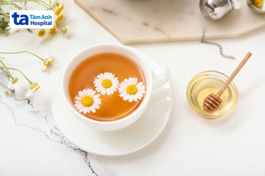 uống trà hoa cúc
