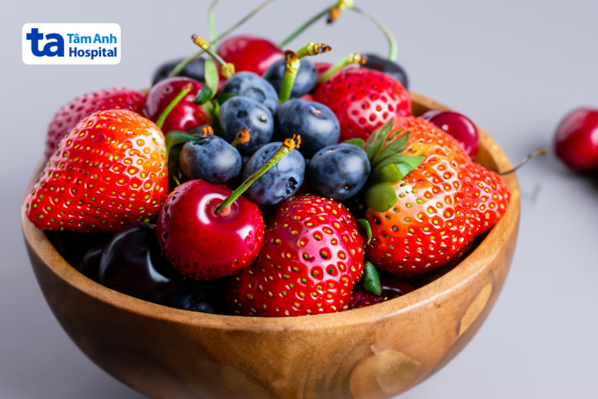 Tô trái cây hỗn hợp gồm dâu tây, việt quất và anh đào, giàu chất chống oxy hóa