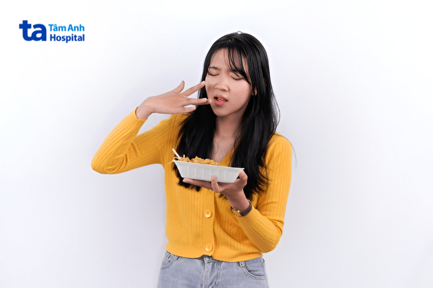 tránh đồ ăn cay nóng dầu mỡ