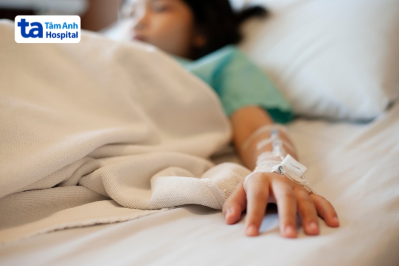 trẻ bị sốt truyền nước biển