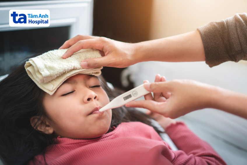 trẻ bị sốt là nguyên nhân khiến hồng cầu tăng cao