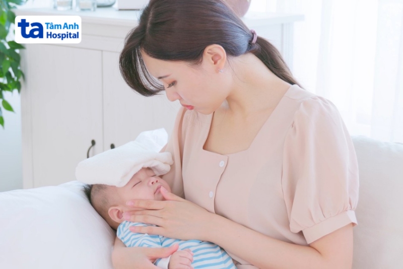 trẻ có dấu hiệu nóng sốt cao