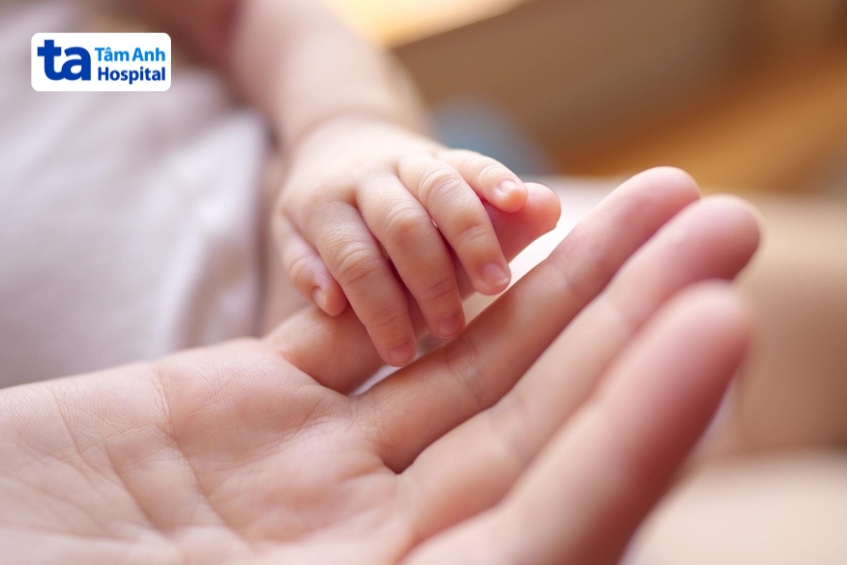 trẻ sơ sinh có mẹ bị cường giáp khi mang thai