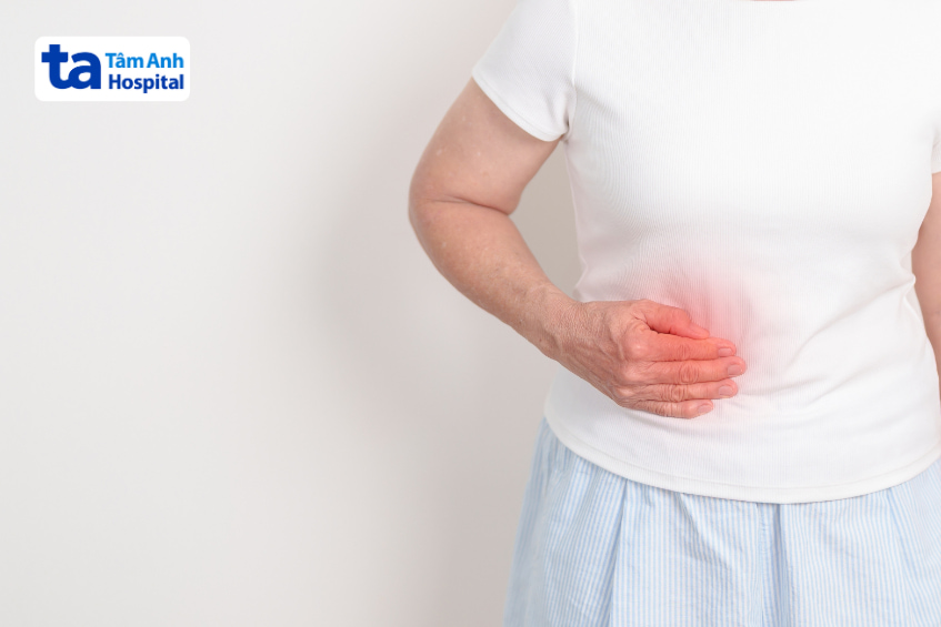 Người bệnh ôm bụng vùng thượng vị, triệu chứng đau bụng thường gặp ở bệnh tụy và viêm tụy cấp