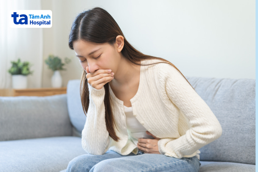 Phụ nữ trẻ có biểu hiện buồn nôn và đau bụng, triệu chứng thường gặp trong ngộ độc