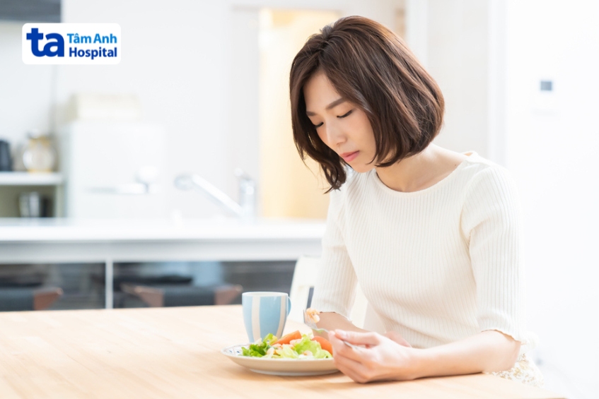 trong và sau quá trình xạ trị, người bệnh có thể viêm niêm mạc miệng, gây đau rát, khó ăn uống