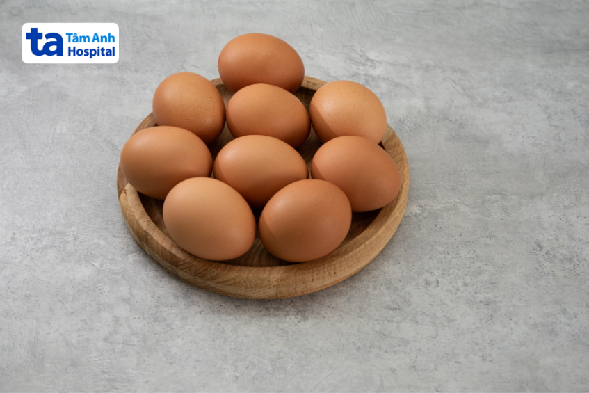 Trứng gà giàu protein và choline, thực phẩm tốt cho bà bầu 3 tháng giữa hỗ trợ não bộ thai nhi
