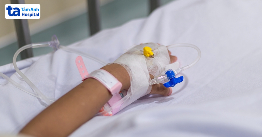Bệnh nhân đang truyền kháng sinh đường tĩnh mạch trong điều trị nhiễm khuẩn nặng bằng ceftaroline tại bệnh viện