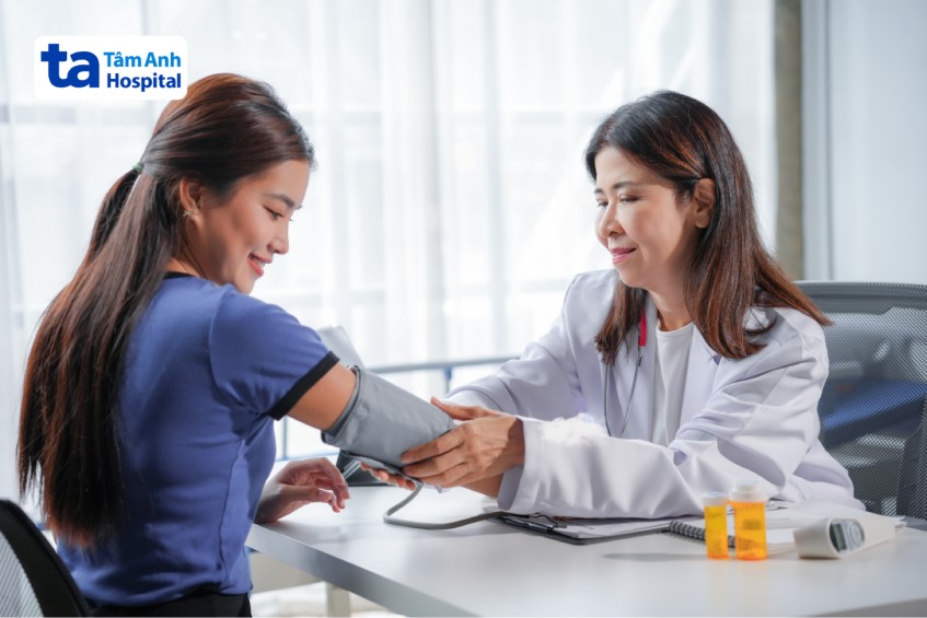 Tư thế chuẩn để đo huyết áp là ngồi thẳng lưng, chân đặt trên sàn, cánh tay đặt ngang với tim