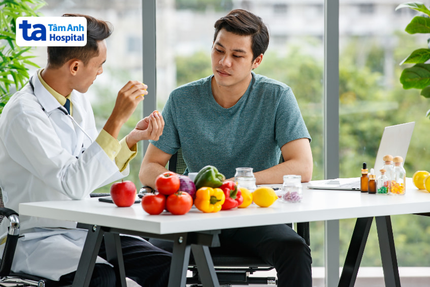 Bác sĩ tư vấn chế độ ăn hợp lý cho bệnh nhân tiểu đường với thực phẩm lành mạnh