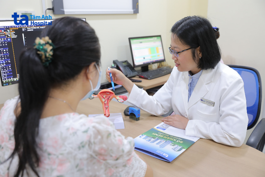 Bác sĩ tư vấn cắt tử cung bằng robot với mô hình tử cung cho bệnh nhân