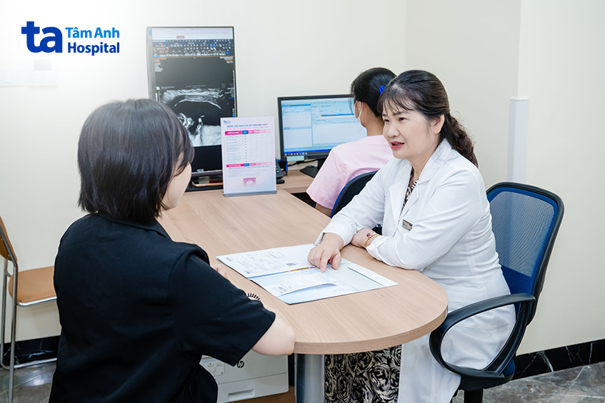 Bác sĩ sản khoa tư vấn cấy que tránh thai cho bệnh nhân tại Hà Nội