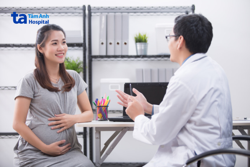 Bác sĩ tư vấn cho phụ nữ mang thai trong phòng khám về chế độ ăn uống an toàn