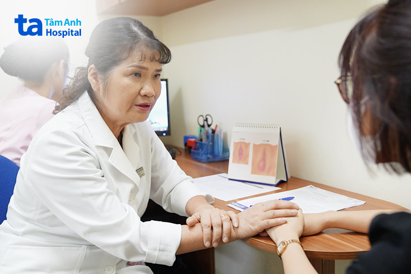 Bác sĩ nữ tư vấn sức khỏe phụ khoa cho bệnh nhân tại Bệnh viện Đa khoa Tâm Anh Hà Nội