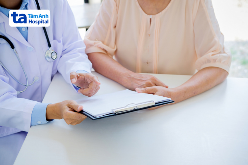 Bác sĩ tư vấn kế hoạch điều trị cho bệnh nhân trước phẫu thuật nối mật ruột