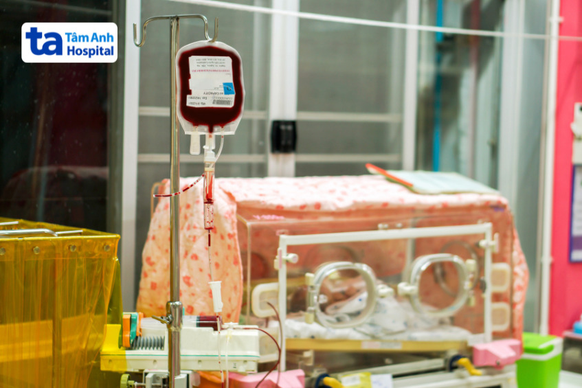 túi hồng cầu rửa đang truyền cho em bé