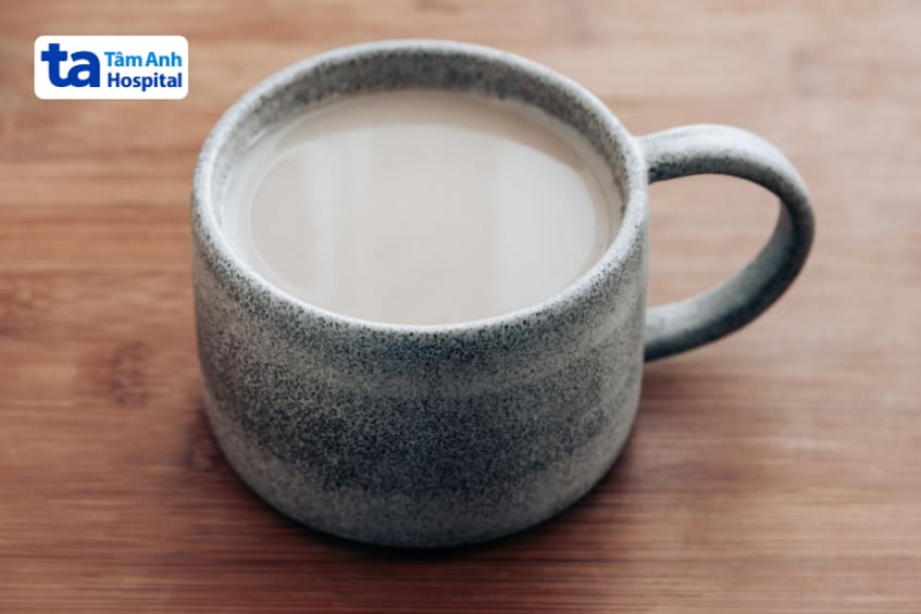 uống sữa ấm